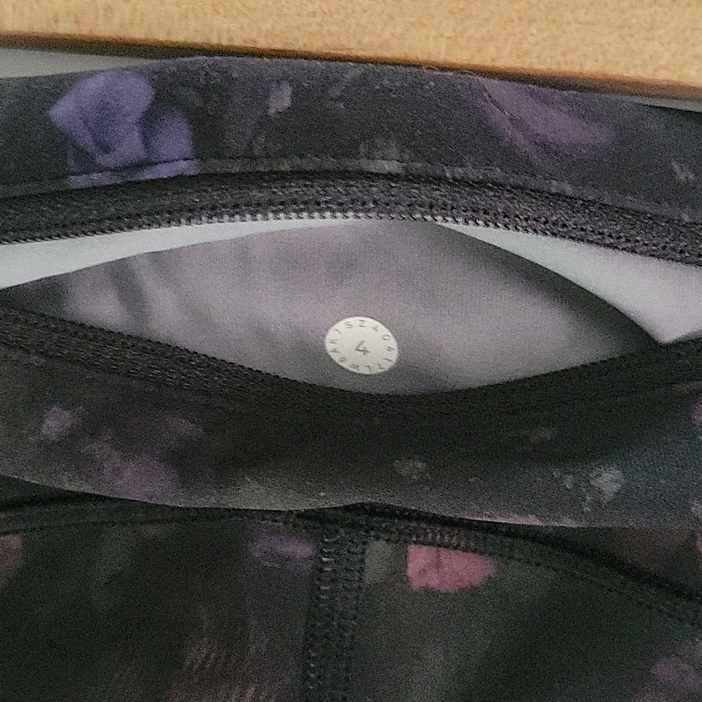 Lululemon | Speed Up Crop 21" in Frozen Flourish | Size 4 - Picture 9 of 9